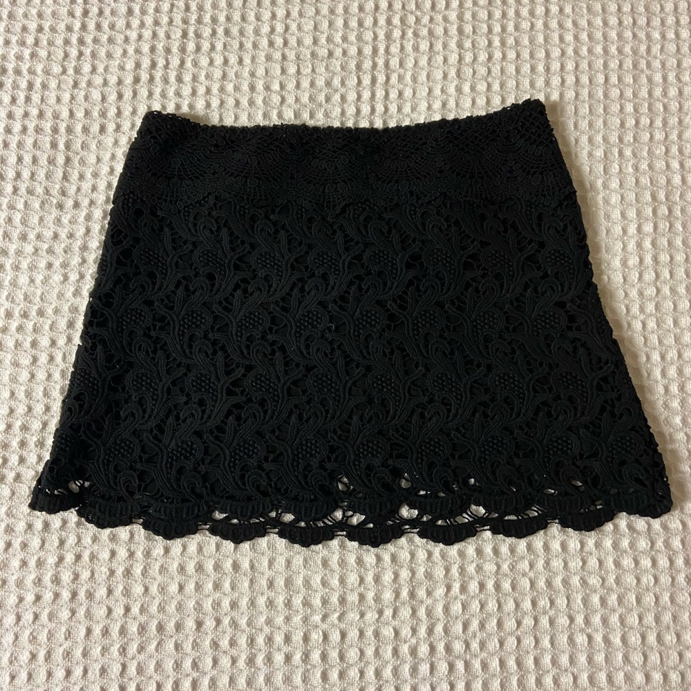 Comfortable black skirt to wear on a night out !